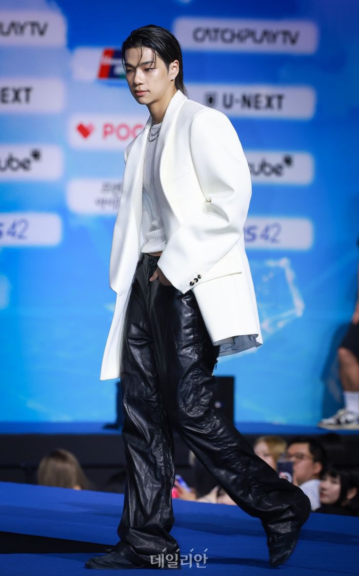 alldayevrd's tweet photo. TARZZAN for SBS Gayo Daejeon Summer https://t.co/thQKXHCZYh