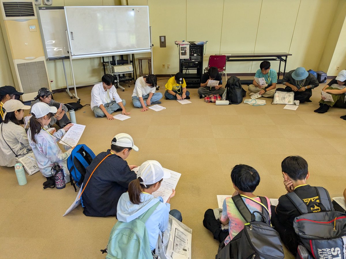 koshi_friends's tweet photo. まっは先生から講義「自然に向かう前に」で心構えを学んで、いよいよ外に繰り出します。
調理、火付け、班付リーダーなど、担当ごとに野外炊飯がうまくできるよう、始める前に打合せをしています。 https://t.co/JWc626IwLP