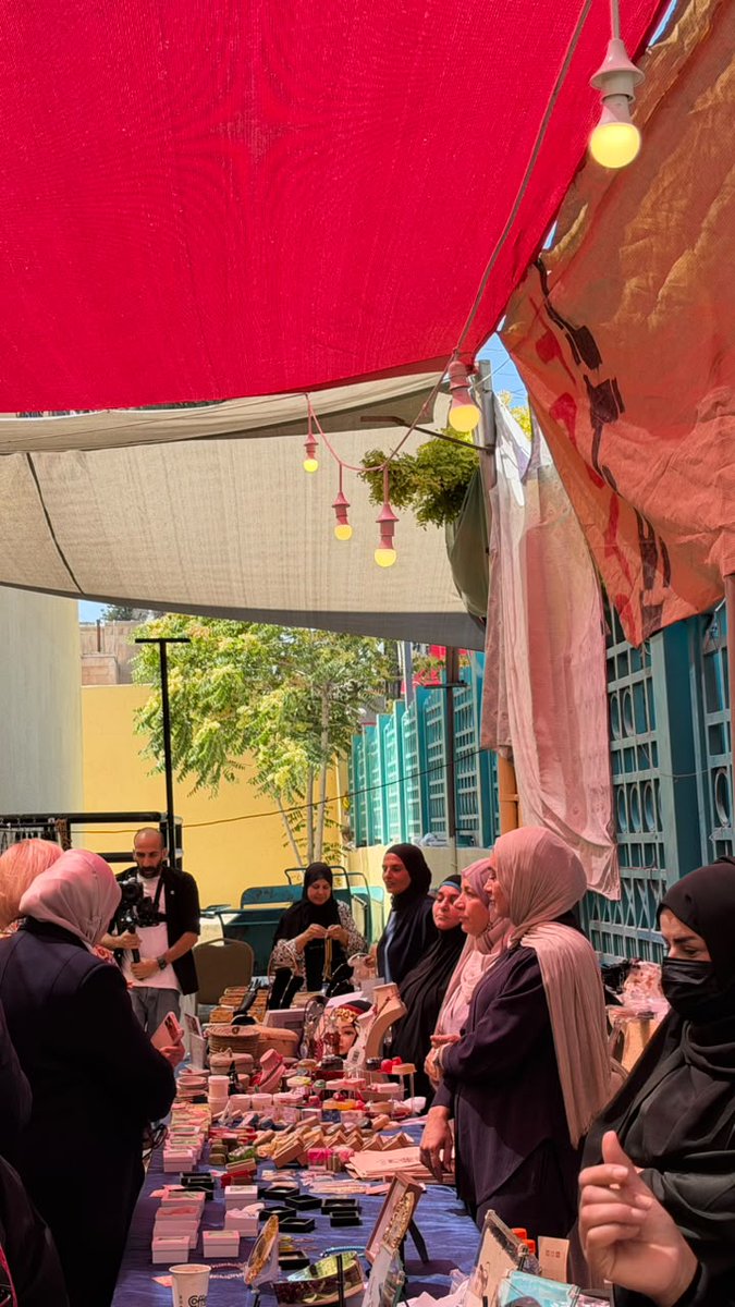 jordanriverfdn's tweet photo. بمشاركة حرفيات وصاحبات مشاريع من البتراء ووادي رم، افتُتح جناح المثلث الذهبي في سوق جارا، بالتعاون مع جمعية سكان جبل عمّان القديم واليونسكو، وبدعم من سلطتي العقبة الاقتصادية الخاصة والبتراء التنموي السياحي، لتعزيز وصول السيدات للأسواق وتمكينهن اقتصاديًا.

#JRF #JRCEP https://t.co/s2Wgyth3th