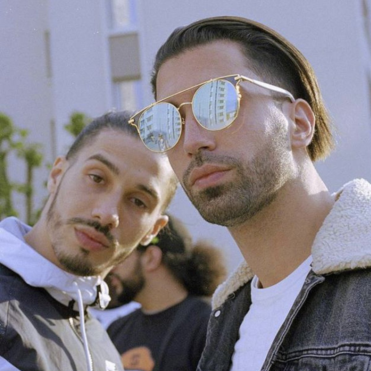 rapunchline's tweet photo. 🚨 PNL DE RETOUR DANS 3 JOURS ?!

Une théorie partagée par des milliers d'internautes affirme que le duo reviendrait le 12 AOÛT !

D'après cette théorie :

- 🌕 La Lune est le fil conducteur de PNL : elle est omniprésente dans leurs textes et leur univers visuel, et représenterait leur objectif final.
- 🚀 Les pochettes racontent une histoire : de QLF à Deux Frères, elles illustreraient une progression du quartier vers l'espace, avec un dernier album qui mènerait symboliquement jusqu'à la Lune.
- 🌑 Le 12 août correspond à une éclipse solaire : la théorie affirme que cette date n'est pas choisie au hasard, puisque l'éclipse met la Lune au centre de l'attention.
- 🎬 Une agence ayant déjà travaillé avec PNL affichait le 12 août en photo de profil accompagnée d'un emoji 🌙, ce qui a alimenté les rumeurs d'un teaser.
-📲 La story de NOS ("J'aurais besoin de deux vies pour tout refaire") est interprétée comme un indice laissant entendre qu'il reviendrait avec son frère malgré les rumeurs de séparation.
- 🔎 Le communiqué de l'agence : bien qu'il démente tout lien avec PNL, les fans ont remarqué que les initiales des trois derniers paragraphes forment "QLF", ce qui alimente encore davantage les spéculations.

Vous y croyez ? 🤔