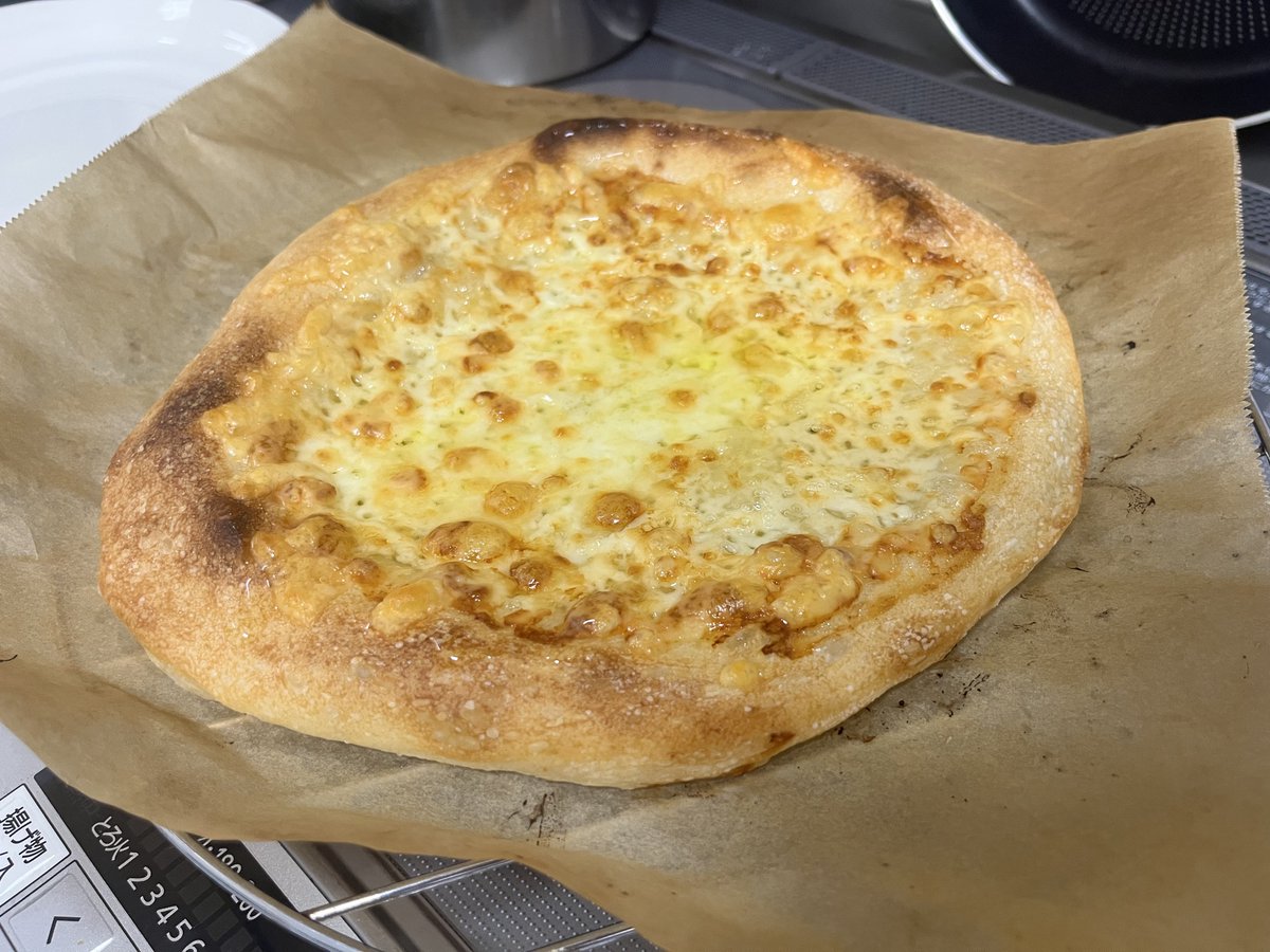 sgh_Catsith's tweet photo. 焼けたよー！！！3枚目で具が無くなって、友人が提案してくれたクワトロフォルマッジを採用したよ✌️デザート感覚で美味しかった🤤 https://t.co/zKY3BXW2Jj