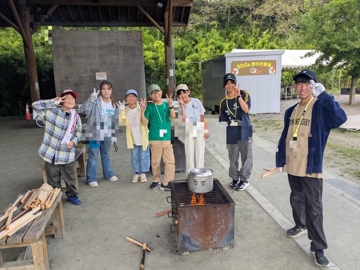koshi_friends's tweet photo. 野外炊飯。
おいしいカレーを目指して調理と火付けを分担してがんばっています。 https://t.co/bK80STMD0W