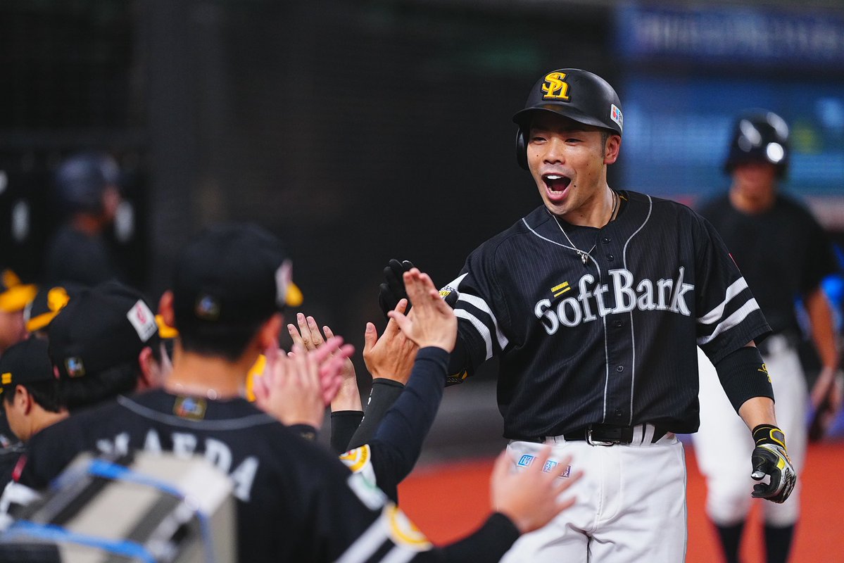 takafullc2's tweet photo. たかほーーーーー！！

前田悠伍投手がリーグトップタイの10勝目！！！！

7回無失点、今日も試合を支配しました！！

近藤健介選手が24号バースデーアーチ！！

正木智也選手と庄子雄大選手が3安打の活躍！！

山本祐大選手が3点適時二塁打！！

#sbhawks #鷹フル https://t.co/1EWyxLFT9R