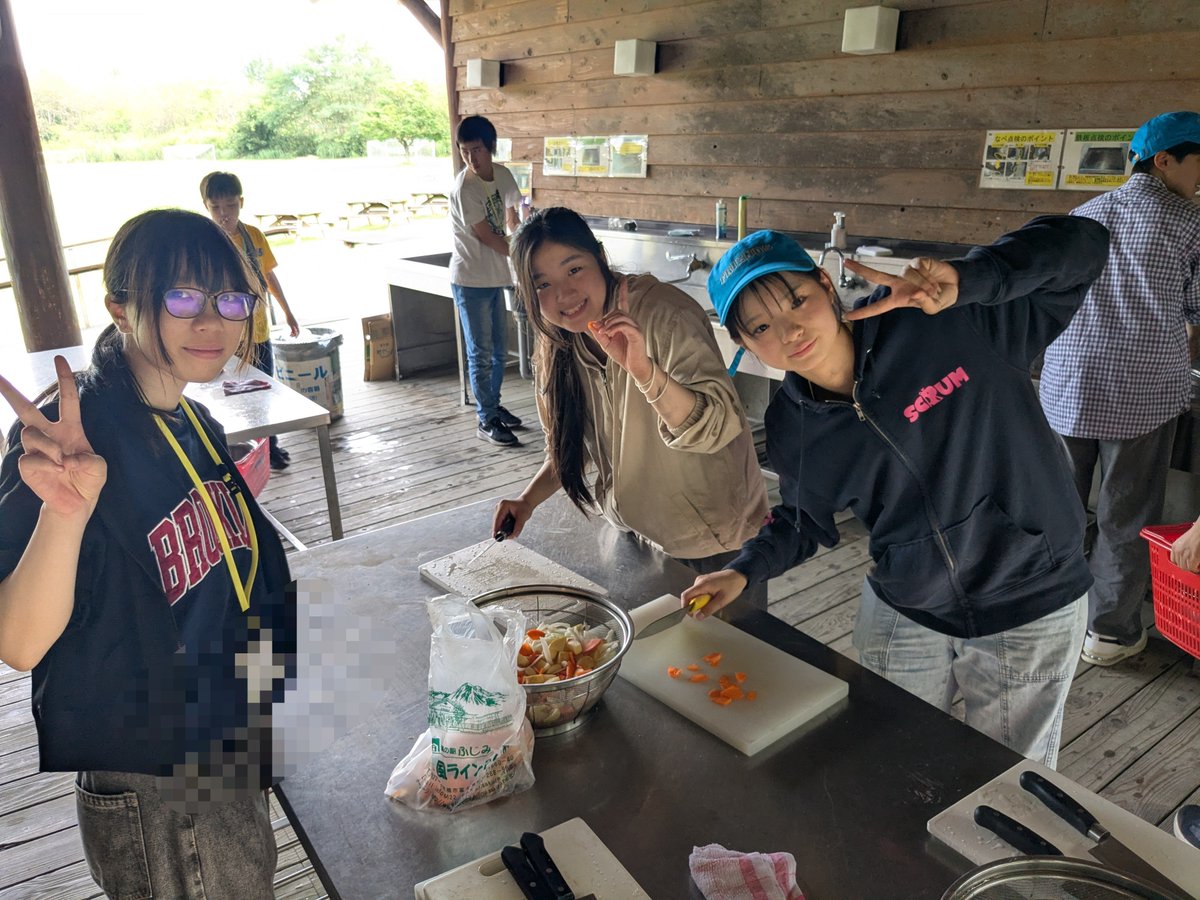 koshi_friends's tweet photo. 野外炊飯。
おいしいカレーを目指して調理と火付けを分担してがんばっています。 https://t.co/bK80STMD0W