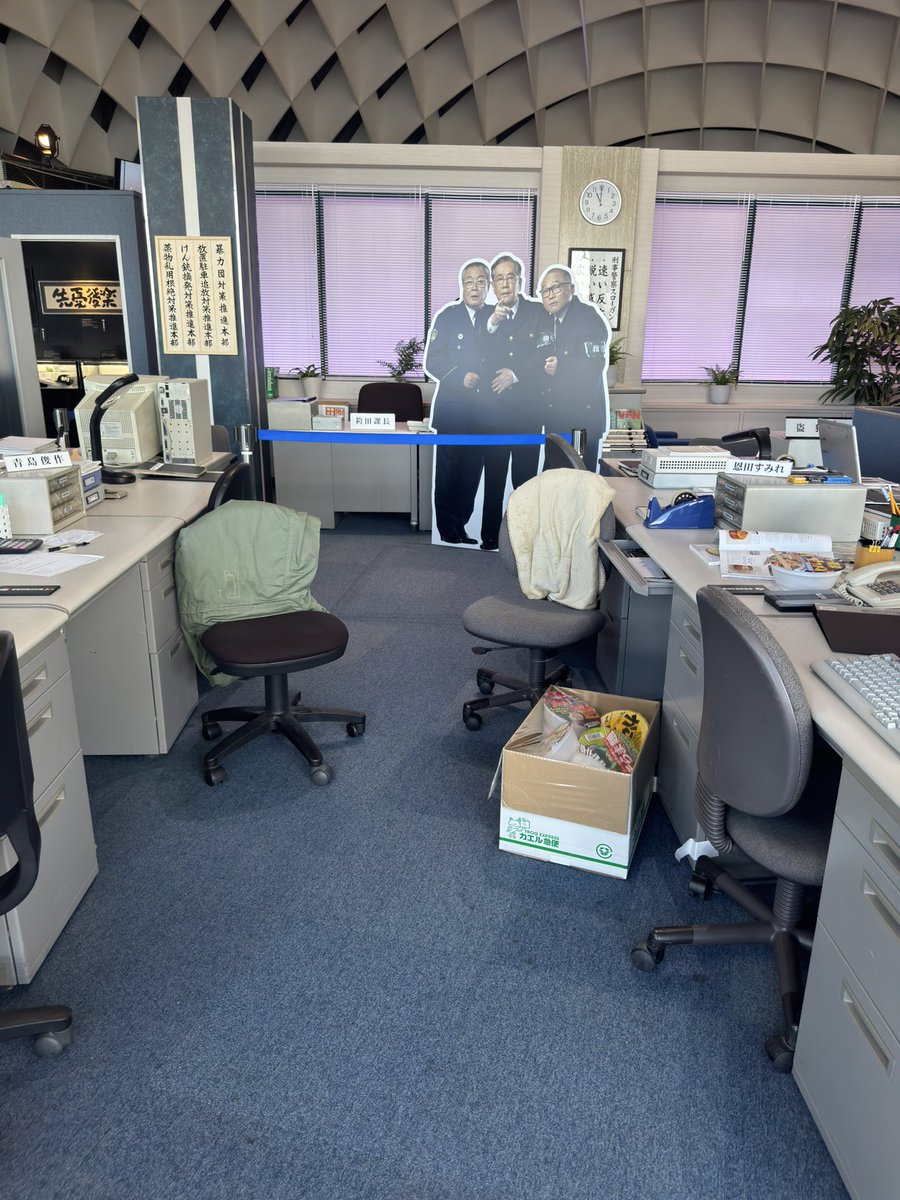 yuya4real's tweet photo. 『踊る大捜査線　THE MUSEUM』①

歴代青島コートは連ドラ〜生き続ける者まで全て展示（THE MOVIEで刺された穴もあり）。他にも新旧湾岸署のジオラマ、自販機や小道具、セット再現などファンにはたまらない空間。

#踊る大捜査線
#踊る大捜査線THEMUSEUM https://t.co/Ma9IRPWIWY