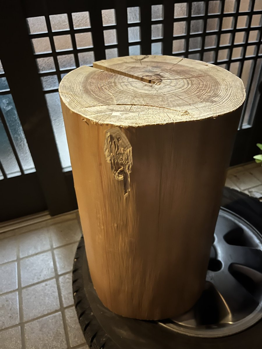 inaduma's tweet photo. 師匠のところから、新築で余った材木の残材をもらってきた。
蜜蜂巣箱の材料にしよう。
庇の桁材に使った丸太の切れ端ももらったので、腰掛けでも作ろうか。 https://t.co/MF7TZsYdKJ