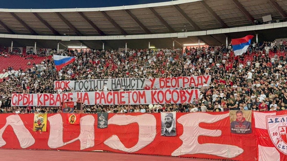1NikolaMirkovic's tweet photo. Les supporters de l’Etoile rouge de Belgrade ont réagi à l’accueil réservé par Vučić à Zelensky en déployant une banderole : “Pendant que vous recevez un nazi à Belgrade, les Serbes saignent au Kosovo crucifié.” https://t.co/7GJuyh7teK