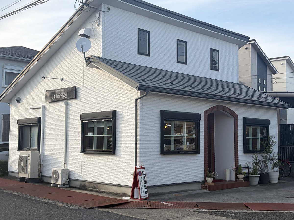 hachimitsu_mon's tweet photo. ハンバーグのお店 Landweg

ディナータイム20食限定
スペシャルディナー 税込2490円

近江牛合い挽き手ごねハンバーグ(チーズ)
スープ
サラダ
ライス
デザート(ティラミス)
珈琲or紅茶

全部美味しかったです！
店内の雰囲気も良かった😊

 #滋賀県大津市 #ランドウェグ #近江牛 #手ごねハンバーグ https://t.co/1aAJ8a95MT