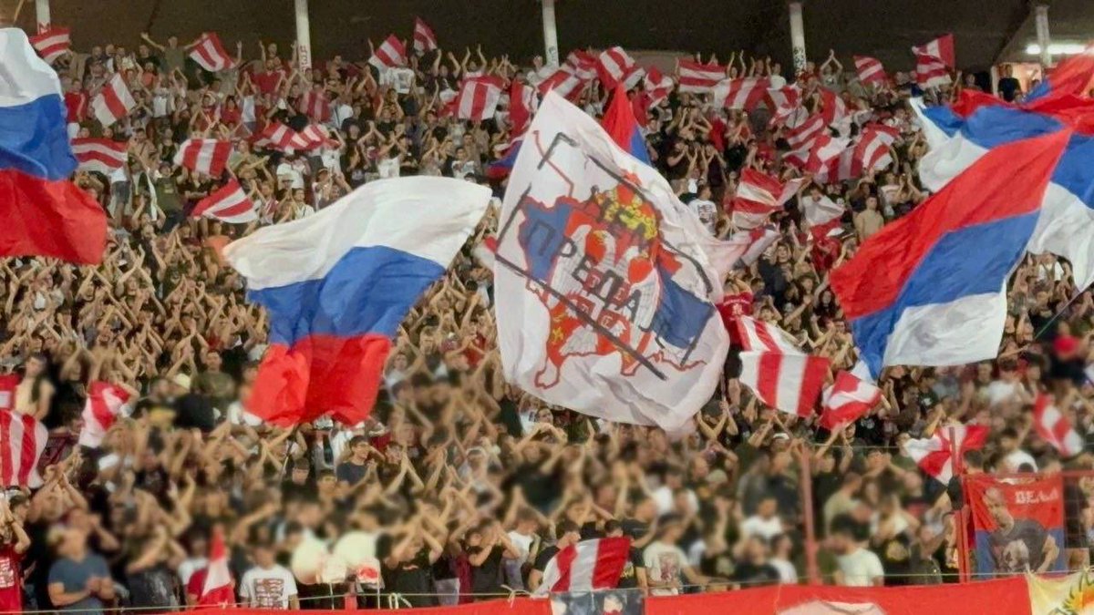 1NikolaMirkovic's tweet photo. Les supporters de l’Etoile rouge de Belgrade ont réagi à l’accueil réservé par Vučić à Zelensky en déployant une banderole : “Pendant que vous recevez un nazi à Belgrade, les Serbes saignent au Kosovo crucifié.” https://t.co/7GJuyh7teK