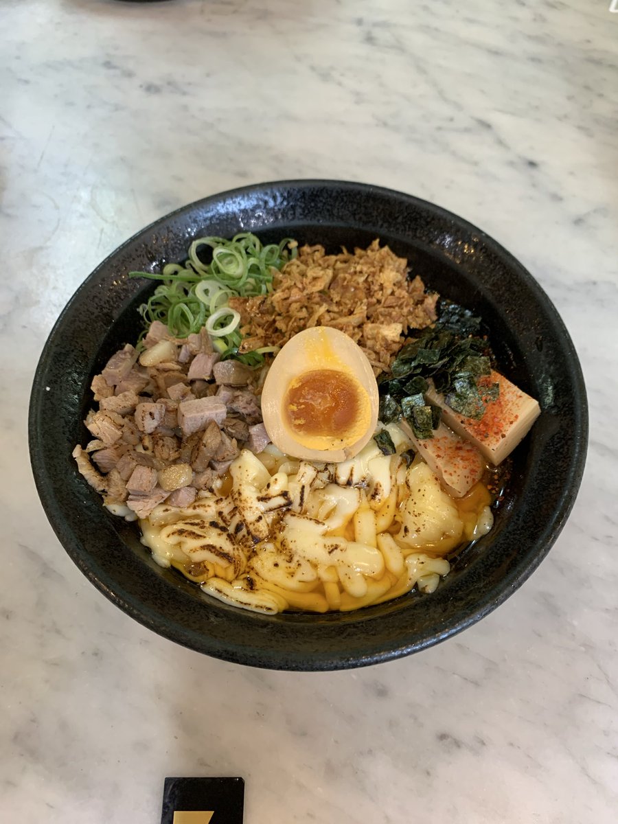 tears_seiji's tweet photo. 京都でまぁ色んな所にラーメン食べに行くけど、とことんとりコトコトの今回はチーズ油そば🍜

チーズ入りかどうかは別としてこの油そば、いま地球上で一番美味い麺類と思ってる。 https://t.co/Yjb0iJZaww