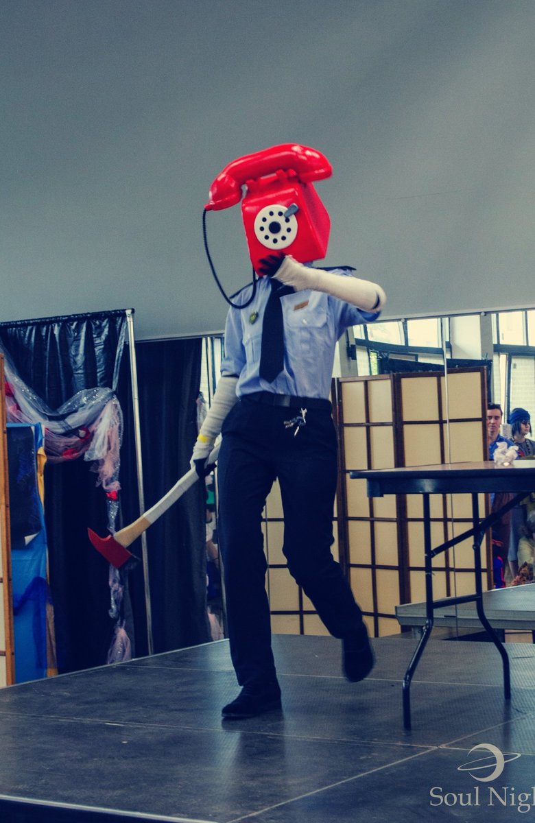 BokoVever's tweet photo. Ring-ring ☎️🪓

#fnaf #fivenightsatfreddys #phoneguy #phonedude #phoneguycosplay #cosplay #objecthead #fnafcosplay #ralph #fnof https://t.co/ozLx2WGxGb