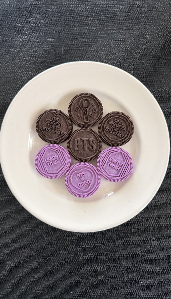 sug_aco's tweet photo. Oreoってクッキーだけで買ったことがなかったけどオリジナルのはそのままたべても美味しいんだね。パープルは甘すぎた。でもこのパープルを見るとカオスな釜山の夏を思い出してニヤける。あぁ今すぐにでも行きたいな。 https://t.co/oAYUcm4iQk