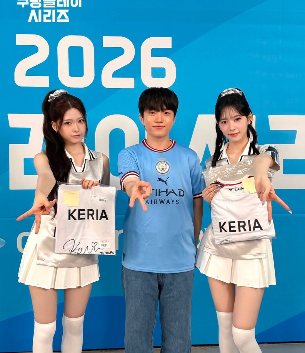 amberiaeok's tweet photo. alhamdulilah ya my pretty boy bisa tersenyum cantik hari ini dapet jersey full ttd pemain, bikin challenge pretty girl, foto pose yaho, dan ngomong oishi ☹️🩷 aku sayang bgt sama kamu my cantik sayangku cintaku 🥺🫳 https://t.co/3jcPcb811R