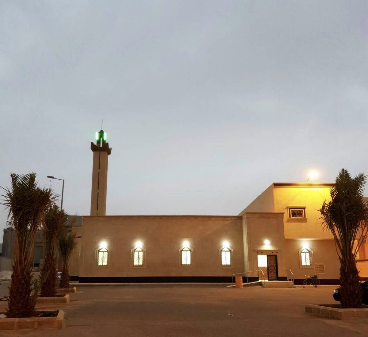 summaryer's tweet photo. 🚩 رجاء خاص لجميع المتابعين:
هذا مشروع خزان أرضي لجامع بمدينة الخرج!
كل وضوء وصلاة بهذا الوضوء سيكون لك فيه أجر مستدام.

هو ليس كفرش مسجد ممكن يغيّر بعد عشر سنوات، بل خزان أرضي سيستمر ما استمر المسجد في إقامة الصلاة فيه.

📌 بقي (٤٧٪) على المبلغ المطلوب.
وهو مبلغ يسير جداً جداً جداً، فالباقي (١٧,٠٠٠) ريال تقريباً، وقد استطعنا بهمتكم تغطية أضعاف هذا المبلغ (جامع الصفيان). 

📌 ما الطلوب؟
١- تبرع بالميسور، ولو ٥ ريالات، فالتبرع يقبل أي مبلغ.
٢- أعد نشر هذه التدوينة، وفضّلها لتساهم في سعة الانتشار، وتبرع من سيرى الإعلان، ويكون لك مثل أجره "فالدّال على الخير كفاعلة". 
٣- شارك هذا الإعلان في قروبات الواتساب، سواء قروبات الأهل، والأقارب، والاصدقاء، وتواص معهم في اتمام هذا المشروع، وبيّن قلة المبلغ المتبقي لتمام المشروع.
٤- ضع صورة واجهة التبرع ورابطه في حالات الواتساب، ليراه كل جهات اتصالك ويساهموا في التبرع.

🚩رابط التبرع (يقبل أي مبلغ):
https://t.co/JU7ixABN4x
📌 صور الجامع: