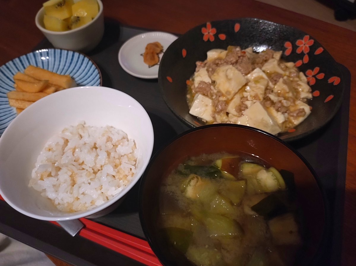 i_1986a's tweet photo. 🥢今日の晩御飯

麻婆豆腐
大根ポン漬け
梅干し
茄子ワカメ味噌汁
玄米ご飯
ゴールドキウイ

料理するようになって、素を使わなくなりました👩‍🍳
みんなお盆休みかな〜私は、お盆休みないよ〜仕事の人がんばりましょ〜📣

#自炊記録
#おうちごはん
#今日の献立 https://t.co/bcvBp8ua2g
