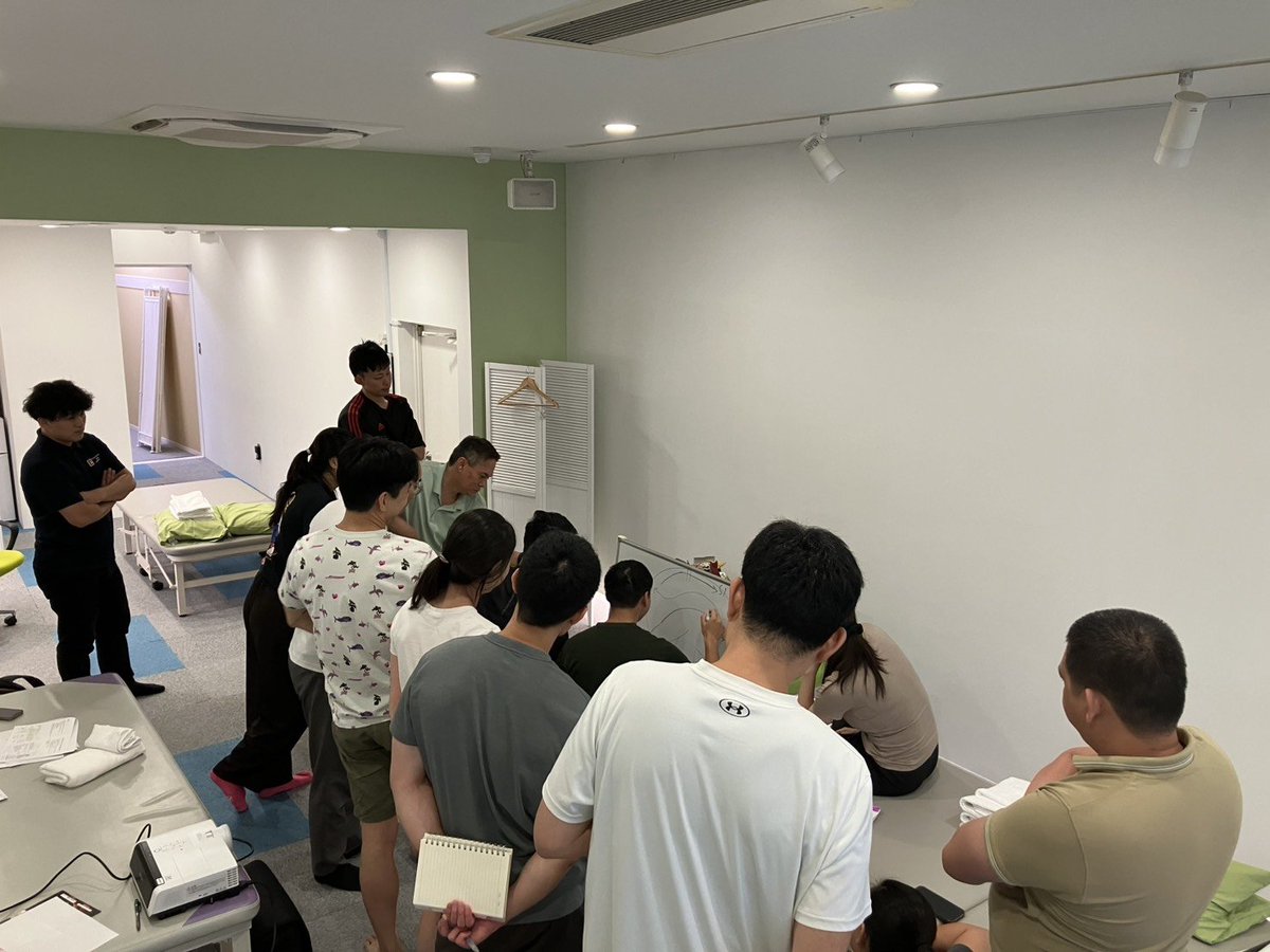 rehaplus's tweet photo. ボバース基礎講習会11日目

3ヶ月ぶりに参加者の皆様とお会いしました。
皆様の臨床での奮闘ぶりをお聞きしたり、多くのディスカッションをいたしました。
目には見えない神経学的な考察を表現する難しさにも挑戦しています。 https://t.co/vGWMVxjqxb