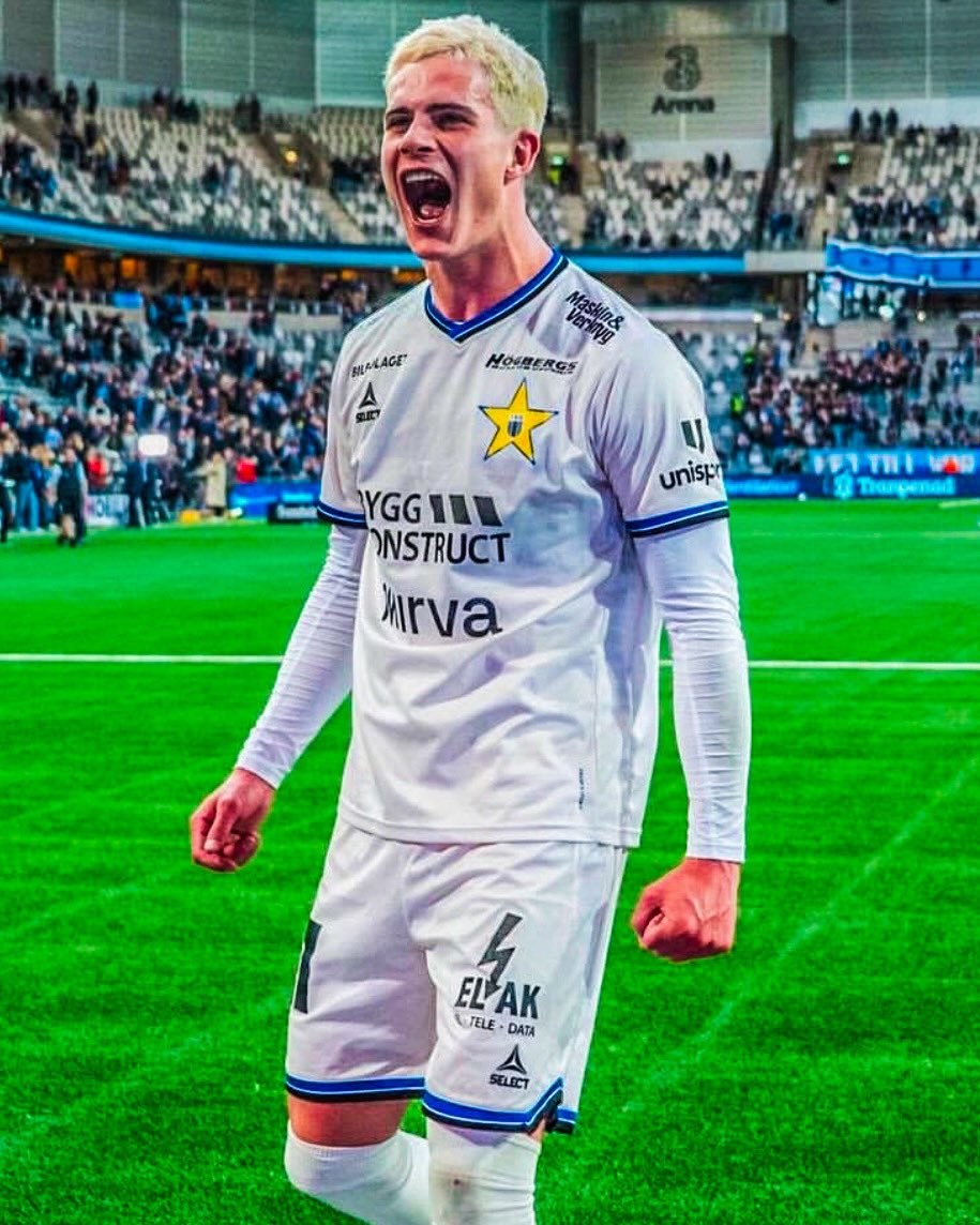 eurofootcom's tweet photo. 🚨🏴󠁧󠁢󠁳󠁣󠁴󠁿 𝐁𝐑𝐄𝐀𝐊𝐈𝐍𝐆 | Sevilla set to sign Robbie Ure (22) from Swedish club Sirius. €9m fee for the striker, reports @JacobsBen. 🔴⚪️

Ure has 31 goals in 50 matches for Sirius. He is now set to become Sirius' RECORD sale. 💰🥇 https://t.co/VUPn5wrWzk