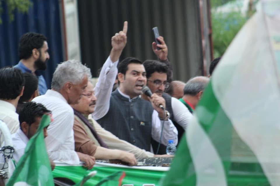 UmrPTI's tweet photo. کشمیر پاکستان کی شہ رگ ہے ! اس شہ رگ کو اپنے ہاتھوں مت کاٹیے ! https://t.co/KFnlg4jixO