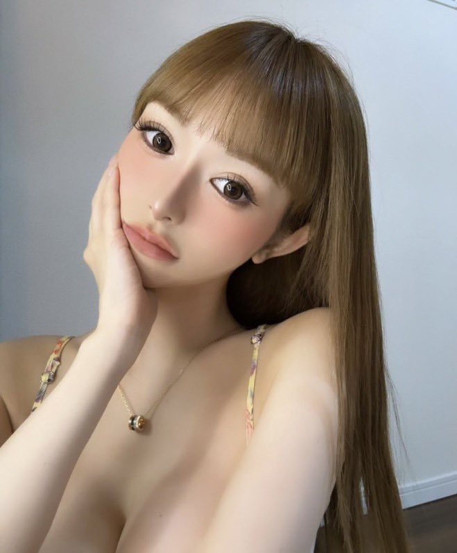 usausa_chan_'s tweet photo. キャバ嬢歴1ヶ月
　
バツグンの存在感で大バズり中の
六本木バロン“おぎのめ”ちゃん(19)

もう既に完成されたお顔だが真剣に顎を削ろうと考えてるみたい😂 https://t.co/mAqfiaKHr5