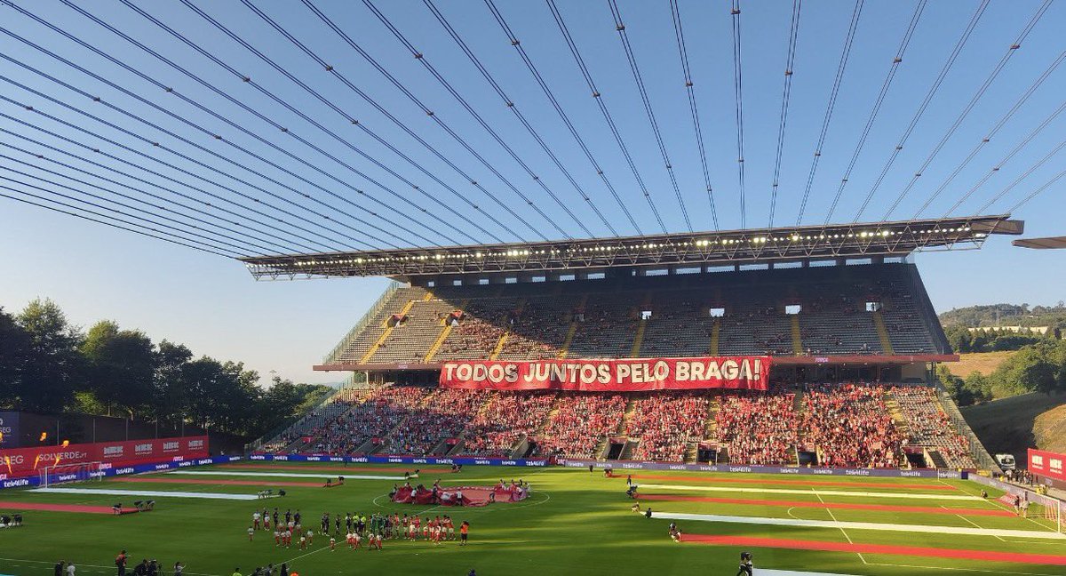 SPORTINGCLUBED3's tweet photo. Há coisas que não se explicam. Sentem-se.

O amor pelo SC Braga é uma delas. Cresce connosco, acompanha-nos em cada batalha e não desaparece quando chegam os momentos difíceis.

Hoje começa mais uma caminhada. Hoje voltamos a cantar, a sofrer, a acreditar e a viver o nosso Braga. https://t.co/gdaiBsxVxP