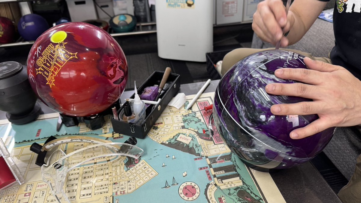 kyasao_dnkg's tweet photo. まさかのマイボール🎳3個買い🤣
ボウリング歴30数年で4〜5個しか持ってなかったんだけど、今日俺のボウリング理論がいい意味で完全に覆されました😭
お値段は一瞬キャバクラの伝票と勘違いしちゃうほどの内容だけどねｗ　でも、今回はその価値が絶対にある！　はず🤔 https://t.co/Qn3LaIt3Iv