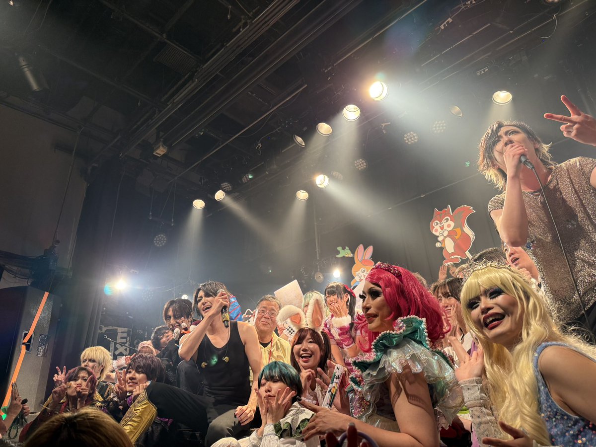 hujiru_kangeki's tweet photo. #ローカルビート vol.4、初めて参加させていただきましたが、めちゃくちゃ楽しかったー！
いろんなアーティストさまのライブ観れて、美味しいものも色々食べれて、推し刻印グッズも買えて、大満喫です！
次回もまた行けたら良いなぁ☺️

お目当ての #忍者隠密隊BCA の頭の #TANBA 様と、 #麗麗 の #紅愛 さん、 #三隅一輝 さんの特別ユニット、アンドワンは、ノリノリになれる曲で最高にテンション上がり、バラードにしっとり聴き惚れ、最後にまさかのお姿を披露してくださったTANBA様のおかげで、情緒と心臓が宇宙の向こうに飛んで行きました🔥🚀
ありがとうございます！！！

和かふぇ冨士屋（@fujiya_nagoya）さんのグッピーラムネかき氷、ライブで火照った体をひんやりさせてくれて最高だったし、鯱もなか本店（@shachimonaka）さんのみんな大好きな鯱もなかと、何年か前に円頓寺に出店されていた時に買ってめちゃくちゃ美味しかったTASOさんの焼菓子も買えて、明日の楽しみなおやつができたし、伊藤製罐工業（@110seikan）さんでTANBA様刻印のプレートも買えて、ほくほく気分の帰り道です☺️