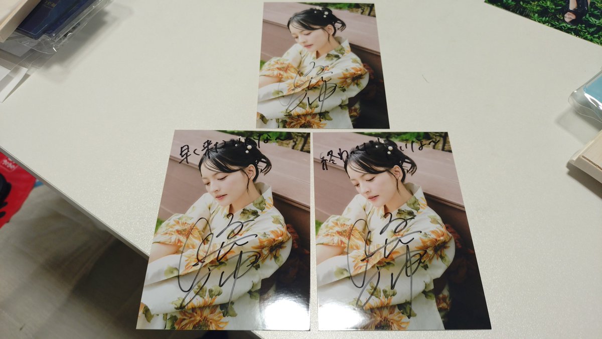2128w25145's tweet photo. ちなみに生誕生写真は絶対混ざってないwww
3セット買って同じような組み合わせの出方だったのと、同じ写真のサインが3枚も出るという嬉しい？ハプニングが起きたw https://t.co/t241QYOftD