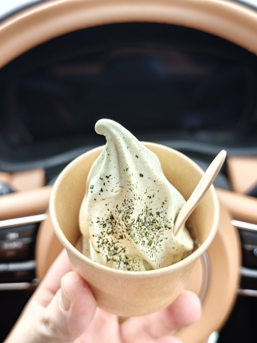 yoshi_norma810's tweet photo. おやつに食べた佐賀のりソフトクリーム🍦 のりとソフトクリームが意外と合って美味しかった。 https://t.co/aAciwcJdpE