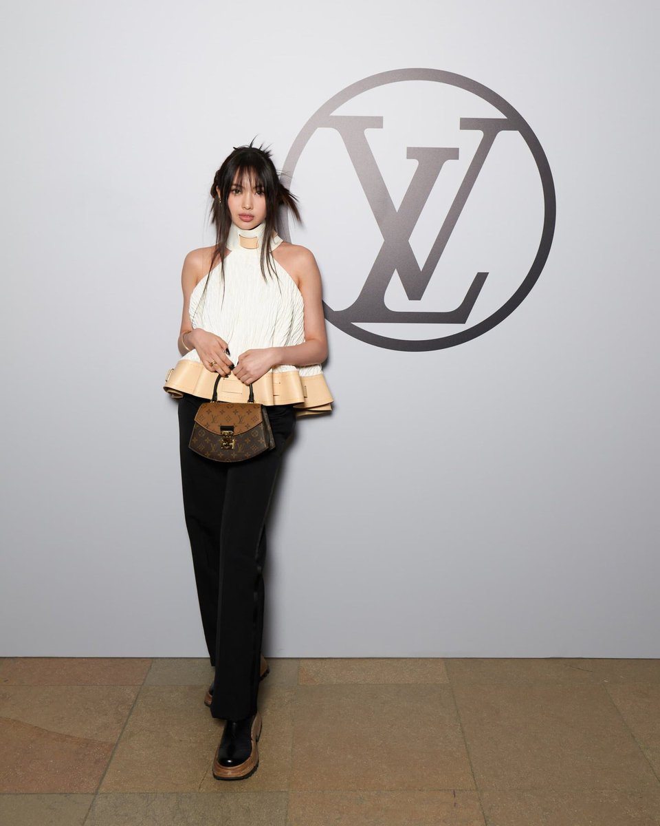 AboutNWJNSMusic's tweet photo. Hyein (14) at Louis Vuitton FW23. https://t.co/U9SolAuxk8