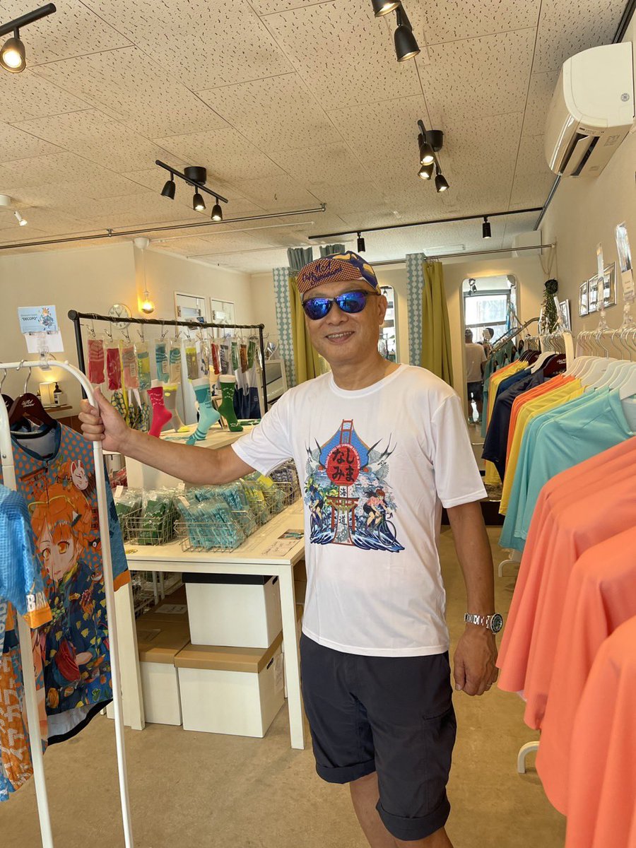 VIAshimanami's tweet photo. サイクリング&amp;ランニングTシャツの新作が到着しました。　今月下旬には、サイクルジャージも入荷します

今回の作品もデザイナーさんが、しまなみ海道の魅力をたっぷりと描きました。　世界に誇れる1枚をどうぞ！
こちらの作品をお買い上げの方には、風神雷神ステッカーをプレゼントします。 https://t.co/gKLyf1Dj39