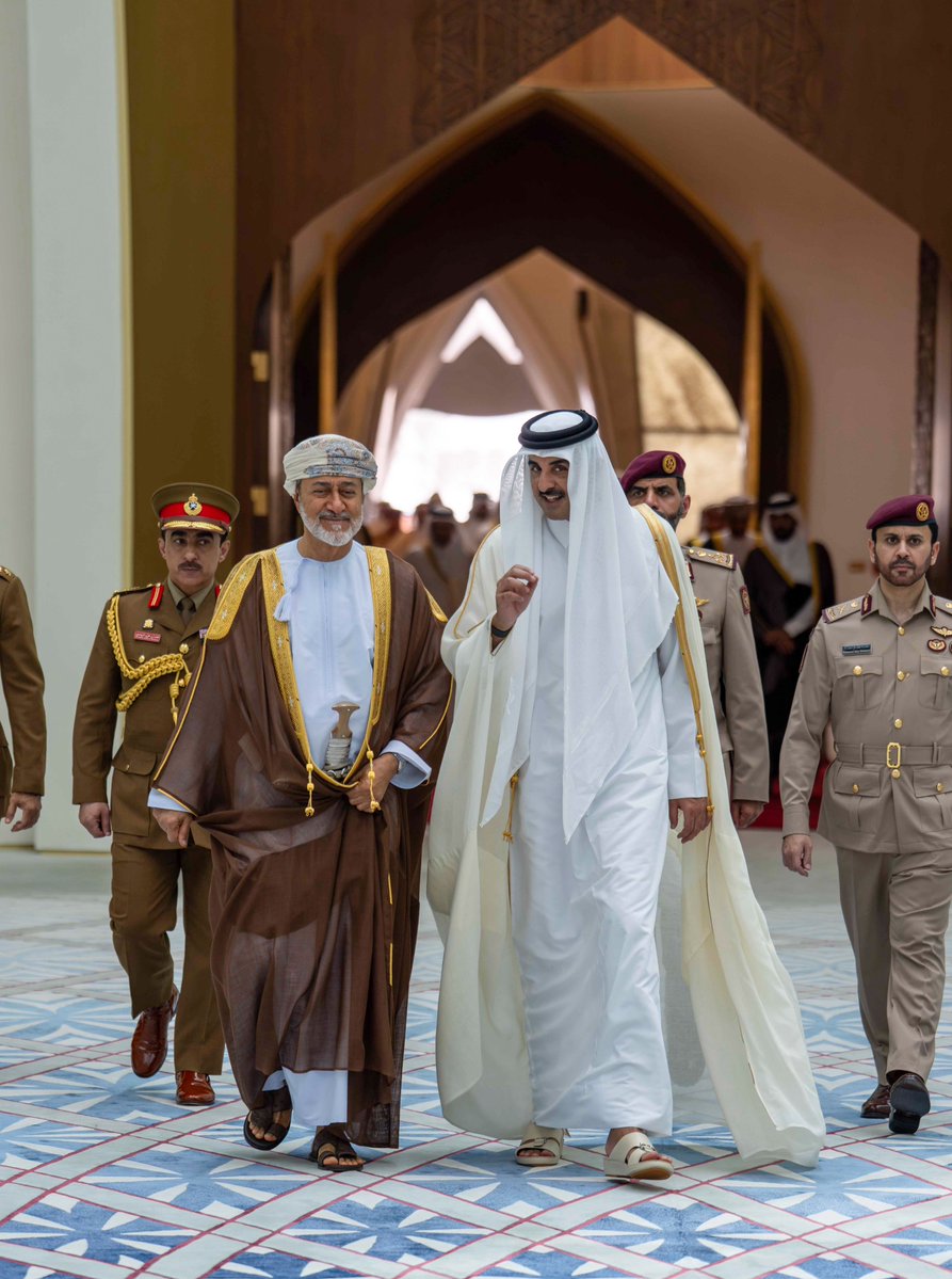 RoyalOmanFamily's tweet photo. #عـاجل

جلالةُ السُّلطان المُعظّم /حفظهُ اللهُ ورعاهُ/ يقوم بزيارةٍ أخويّةٍ خاصّة لأخيه صاحب السّمو الشيخ أمير دولة #قطر الشقيقة، جرى خلالها عقد لقاء أخويّ بين قائدي البلدين في قصر الحكم بالعاصمة القطرية #الدوحة، تناولا فيه مسيرة العلاقات الثنائية، وكل ما من ش��نه تطوير أوجه التعاون القائمة في مختلف القطاعات بما يخدم المصالح والتطلعات المشتركة.