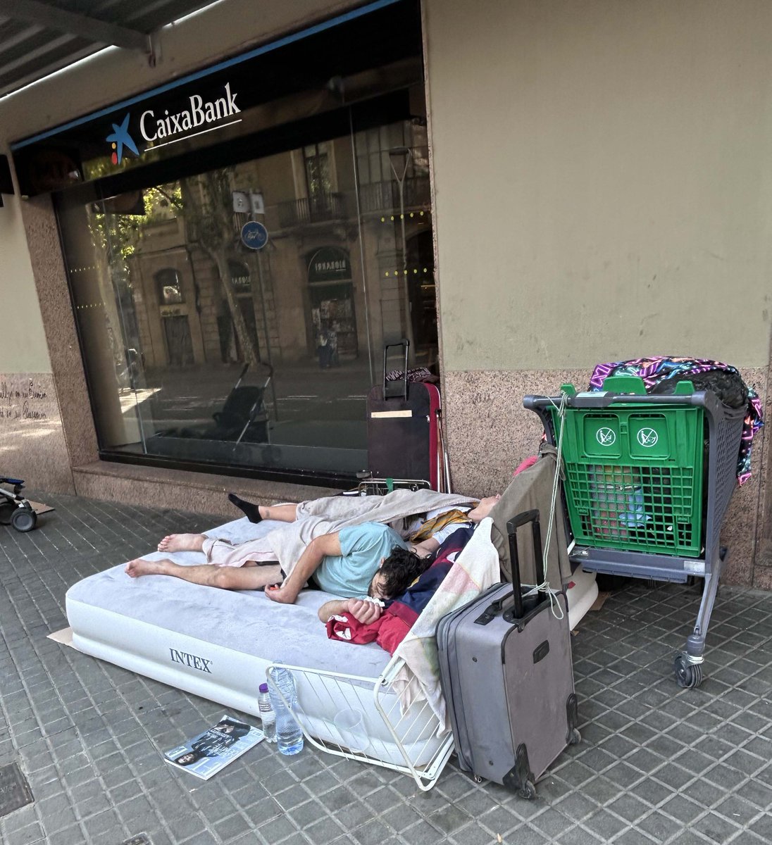 jpquinonero's tweet photo. #Barcelona #pobreza #SinTecho #Paris #SDF #streetphotography #photographie #fotografía #Leica #iPhone / Barcelona en obras… aumenta el número de mujeres y hombres Sin techo … https://t.co/ICEnZ1Tchb .. https://t.co/9hJlpe8z29