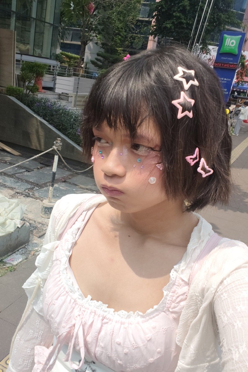 cubymimimiy's tweet photo. experimenting with my looks :DD https://t.co/EjIZD64pBQ