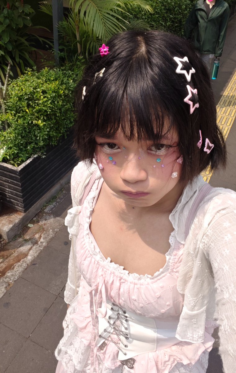 cubymimimiy's tweet photo. experimenting with my looks :DD https://t.co/EjIZD64pBQ