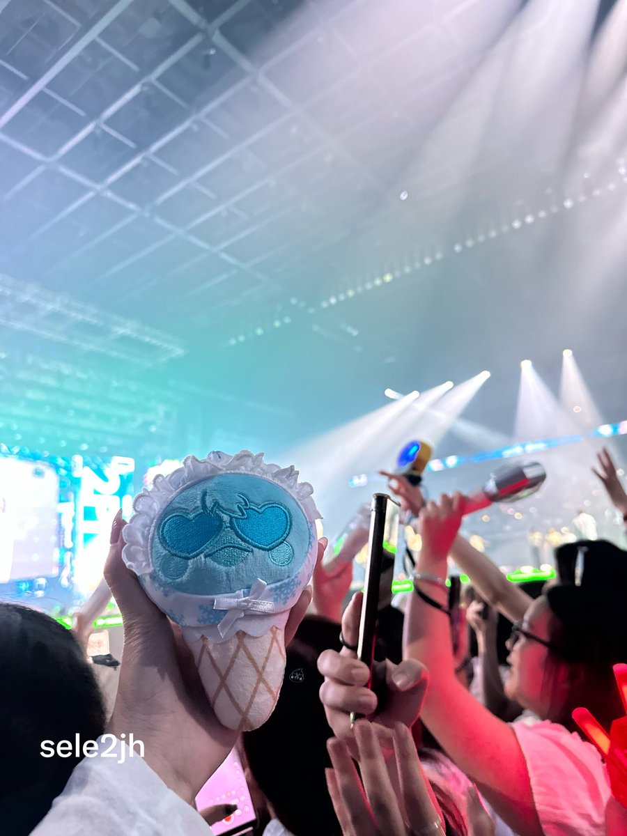 sele2jh's tweet photo. Taecyeon just gave me this omfggggg
#2PM_The_Return https://t.co/Qw9EFrfRIv