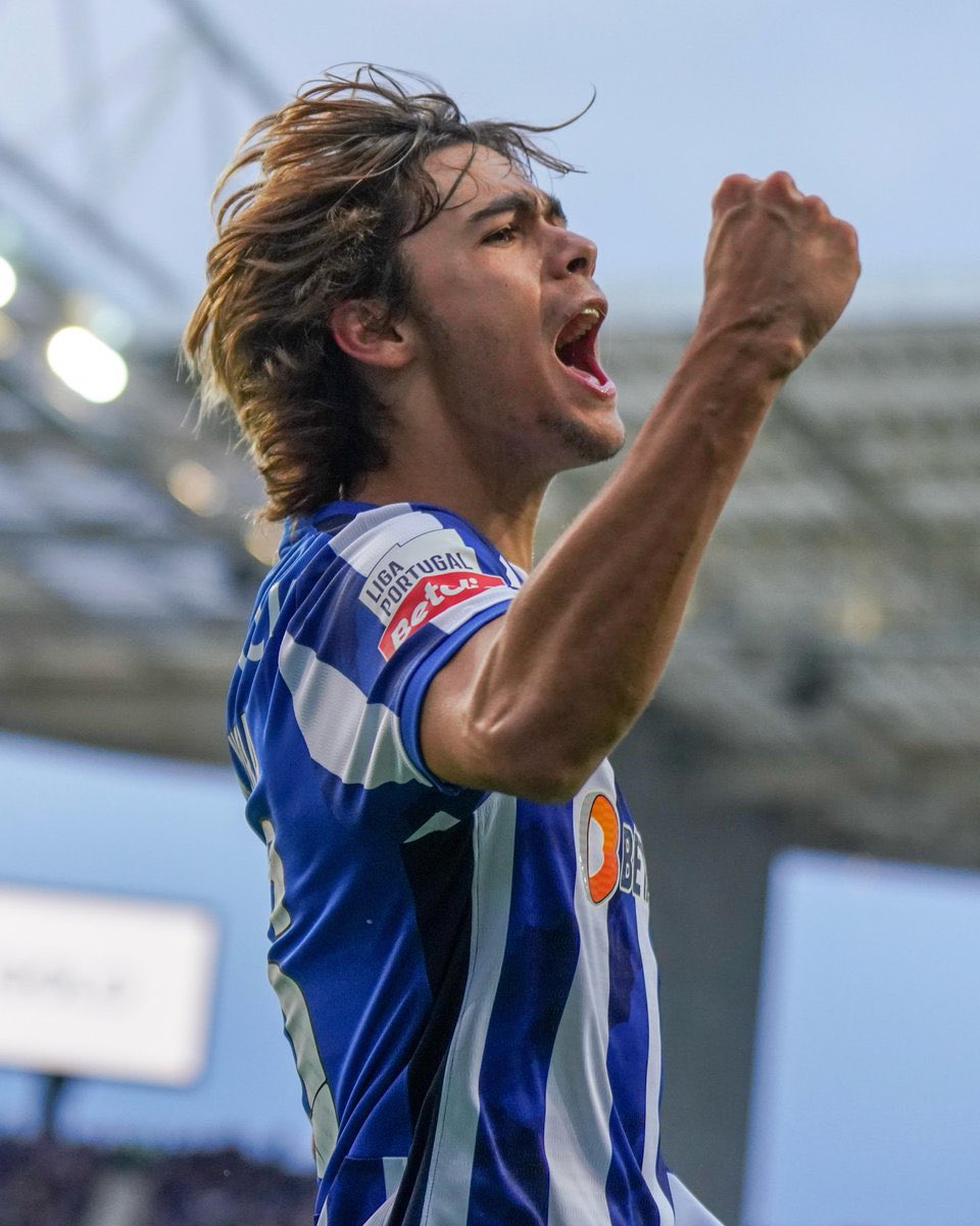 DTransferencias's tweet photo. 🚨 AS Roma oferece 5 milhões de euros ao FC Porto pelo empréstimo de Rodrigo Mora e propõe uma cláusula de opção de compra de 45 milhões de euros, revela @DiMarzio.
O FC Porto exige 50 milhões de euros, adianta a mesma fonte. https://t.co/VKDS6SF9N7