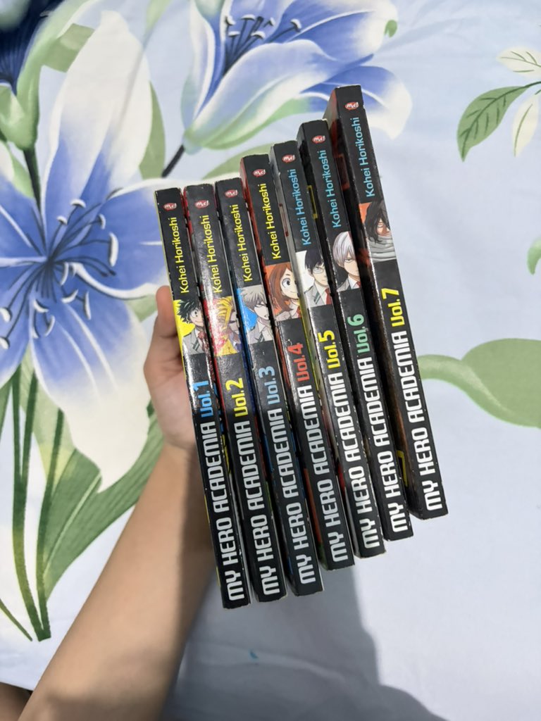 meiadorable's tweet photo. wts preloved kolpri komik manga gramedia (NEGOTIATON ALLOWED!) 
- Bnha/boku no hero academia vol 1 - 7 230k 
- Horimiya fullset 550k 
- 100 days left fullset 290k https://t.co/hx1Nyilxpe