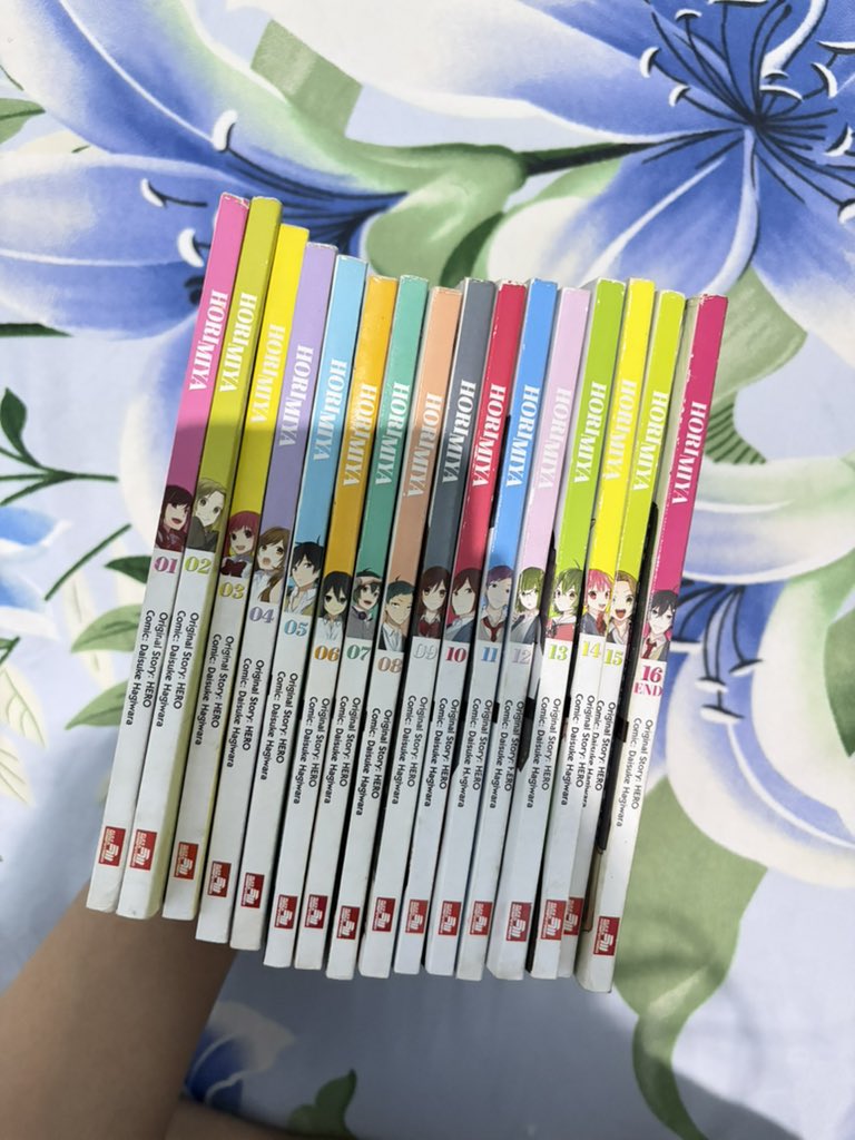 meiadorable's tweet photo. wts preloved kolpri komik manga gramedia (NEGOTIATON ALLOWED!) 
- Bnha/boku no hero academia vol 1 - 7 230k 
- Horimiya fullset 550k 
- 100 days left fullset 290k https://t.co/hx1Nyilxpe