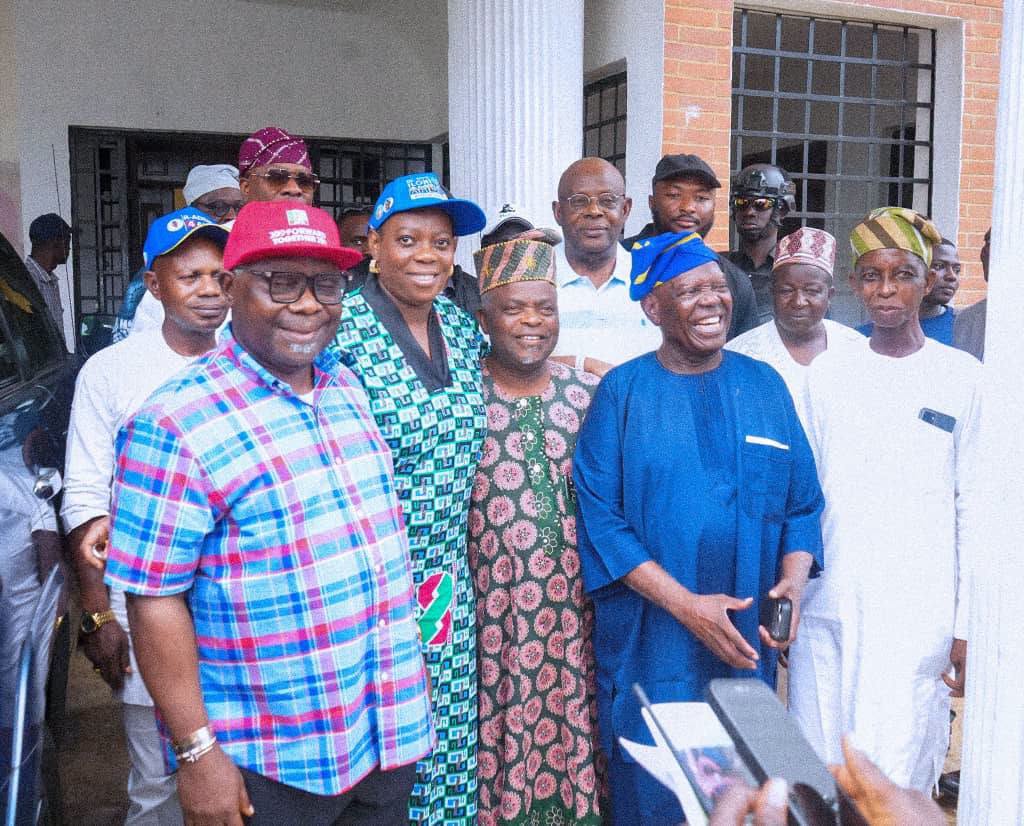 honfaleke's tweet photo. I had the privilege of being received by our revered elder statesman and founding National Chairman of the All Progressives Congress (APC), H.E. Chief Bisi Akande, at his country home in Ila Orangun, Osun State. https://t.co/YoQ2tLhrSQ