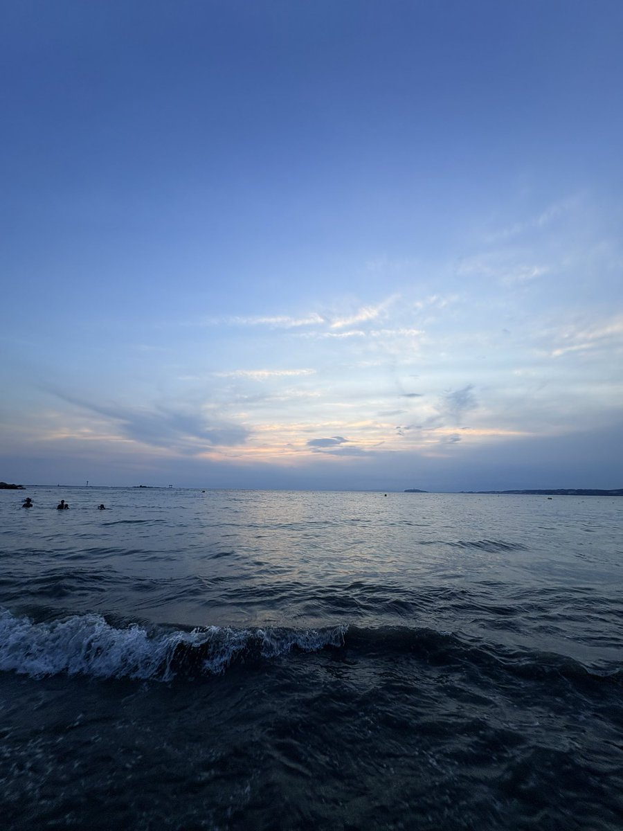 hello_hayama's tweet photo. 夏のハッピーアワーは長い。
ゆっくり夜になっていく。

#ハロー葉山 https://t.co/PNjrWyvpeo