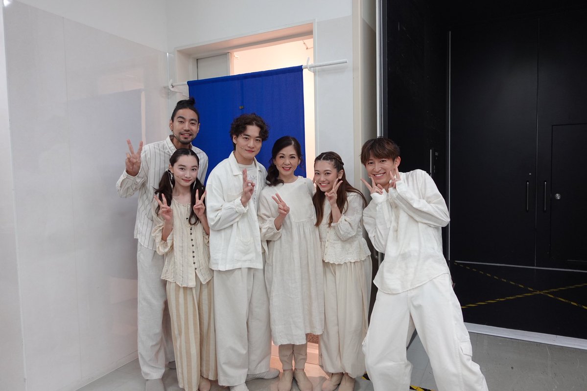 bmk_takumi's tweet photo. ミュージカル「Story of Aesops 〜イソップ物語の物語〜」大阪公演で、無事に‼️‼️

大千穐楽を終えました🐇🐢🐇🐢

誰一人かけることなく、この公演を終えられたこと、そしてキャストそれぞれの優しい心と素敵なバランス力で素敵なカンパニーに携わらせていただきました‼️‼️

生演奏の迫力、そしてリーディングとはまた違ったいろんな歌と表現、

毎公演、皆さんが新鮮な反応と楽曲を一緒に喜んでくださる姿に本当に元気と、次の公演へのワクワクが増えていきました。

観てくださった皆さん、一人ひとりに、共感できたこと、心が動いたことがあれば、
ぜひこの舞台を思い出し、誰かに伝えてく太宰治。

そうしたら、きっとイソップ物語のように、僕たちの物語も思い出もこれからも旅をしていけると思います。

この舞台の時間を共にした皆さん���新しい物語と旅が素敵なものになりますように。

#イソップ