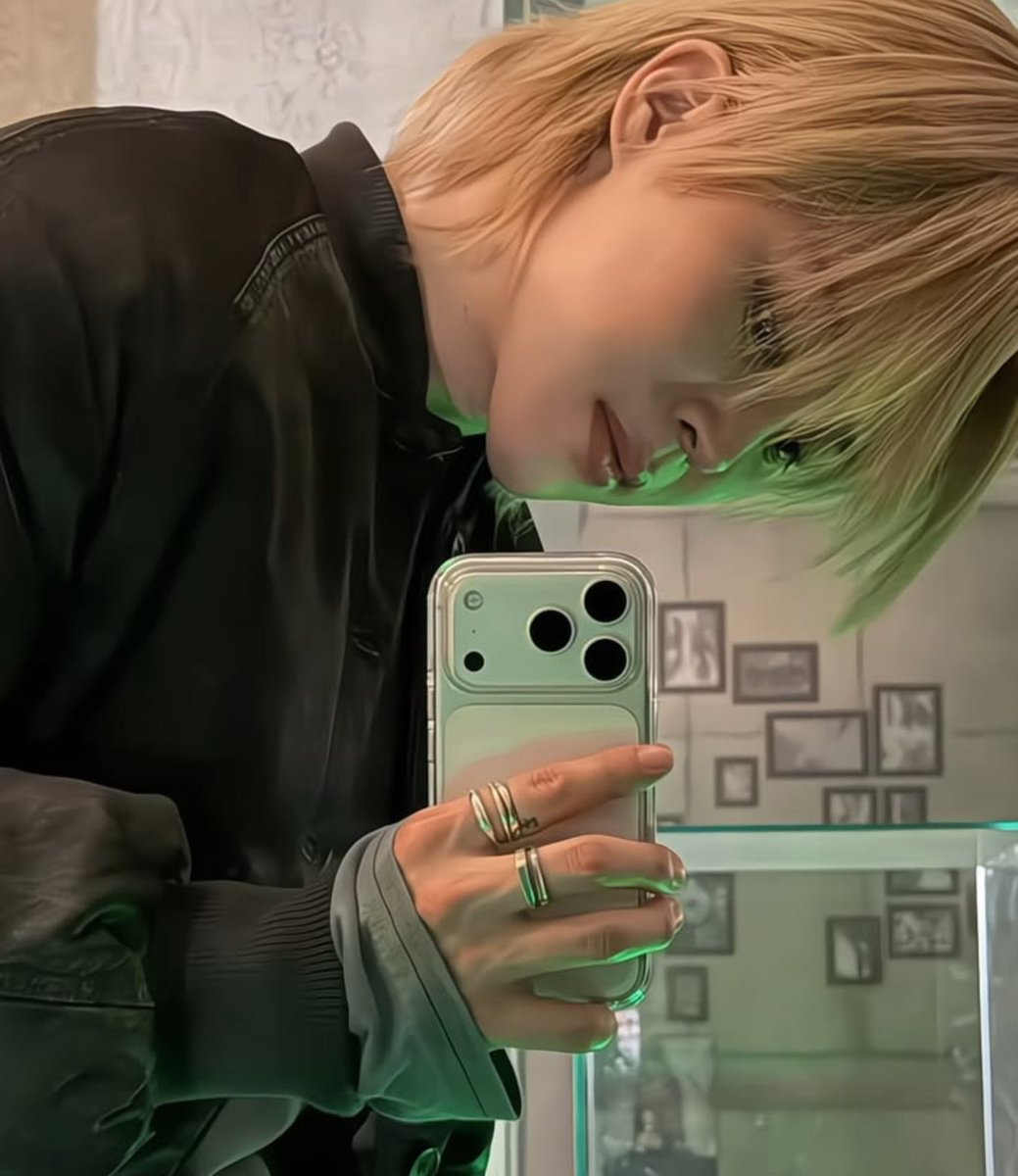 anjojimo's tweet photo. #jikookau Existe um servidor secreto onde jogadores entram apenas entre meia-noite e quatro da manhã.

Jimin começa a frequentá-lo e sempre encontra o mesmo jogador.

Eles nunca revelam nomes, idade, aparência ou qualquer informação pessoal. + https://t.co/Owl8DWIuMS