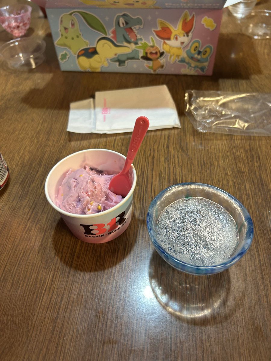 Imu_sa_now's tweet photo. アイスと食べちゃうもんね〜〜〜〜〜 https://t.co/6PoqXgjvCg