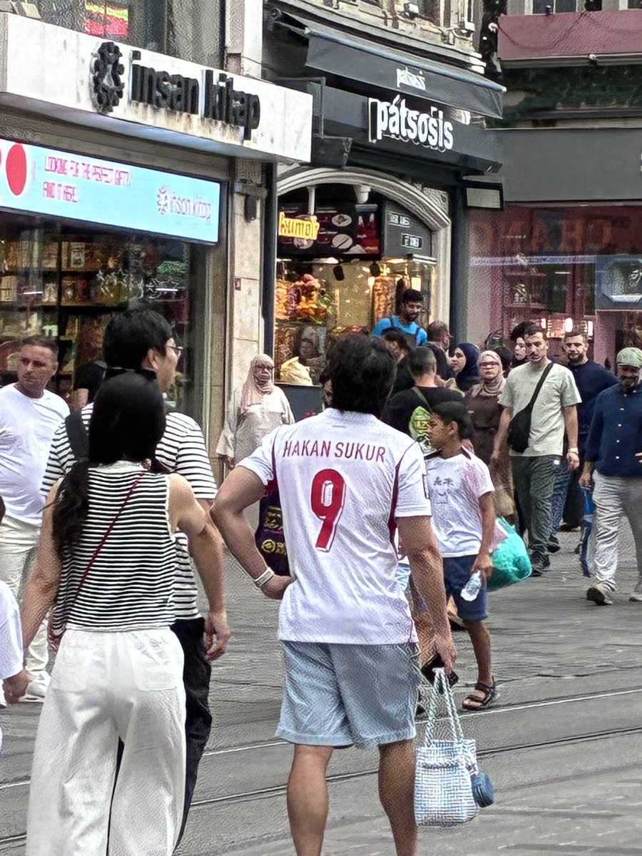 ebrarer's tweet photo. Bugün hiç Hakan Şükür forması giyen bir Japon görürüm diye düşünmemiştim https://t.co/oxfsj7RQ7c