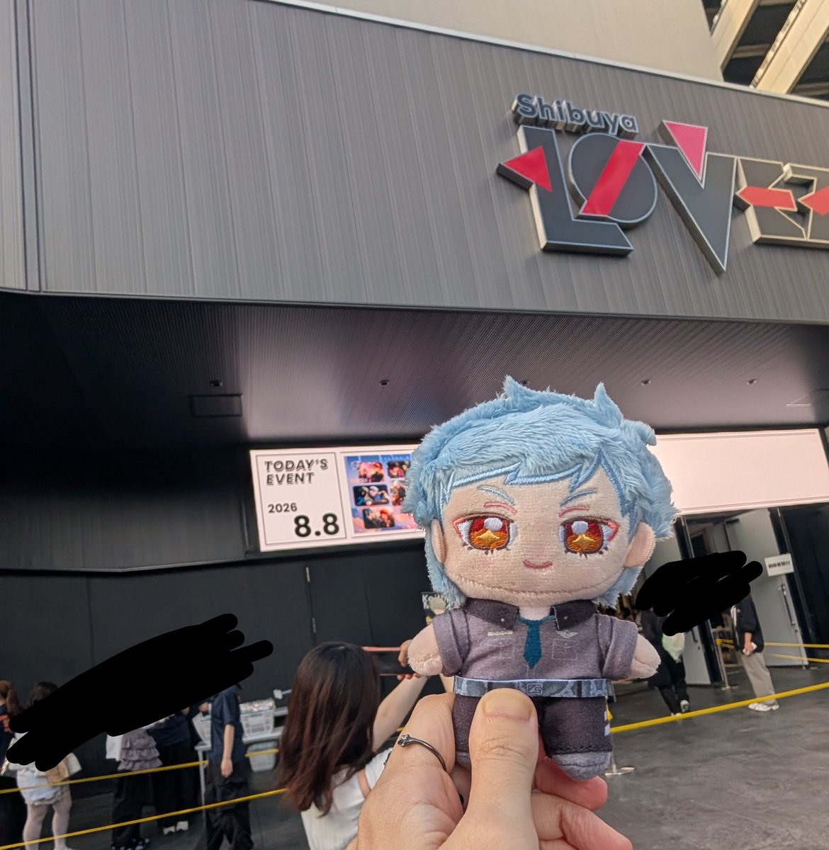 P12540150's tweet photo. 昨日のことが夢のよう
ゲームの周年イベントでたくさんの司令がいるの、とっても幸せでした
前を歩く人たちが推し背負ってるのめっちゃ楽しかったな〜
次はハッピとかどうですか運営さん！！ https://t.co/cYvTD5JyKh
