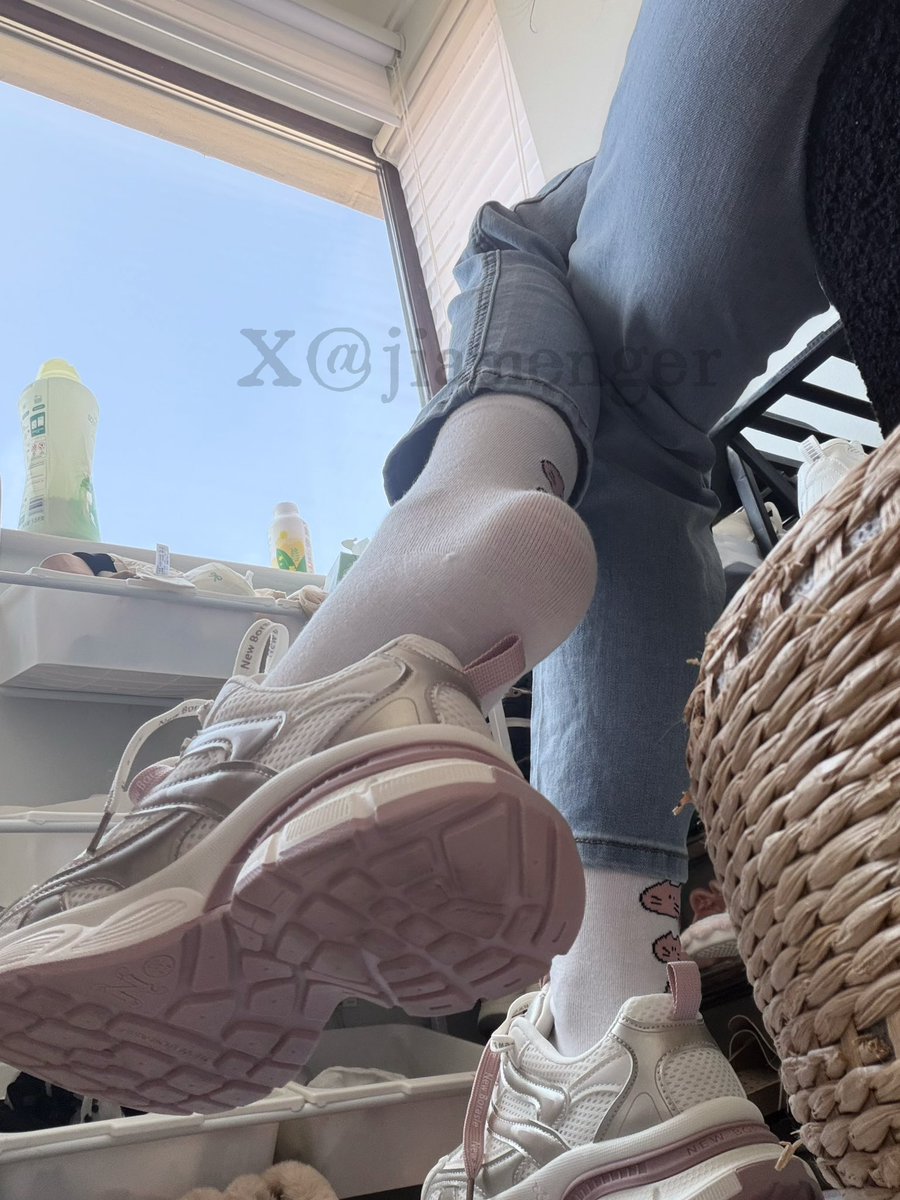 xiaoxiannv1314's tweet photo. 运动鞋还是夯爆了！打了一下午羽毛球🏸，鞋底子都快磨破了🤣 https://t.co/LNYeMpuJcz