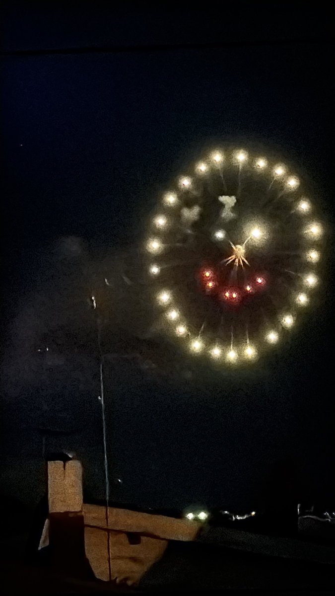 spn3sn's tweet photo. 自宅の目の前で花火が始まった。ベランダで凍えながら鑑賞🎆今夜も寒いぞ。 https://t.co/uvJXd6TlQU