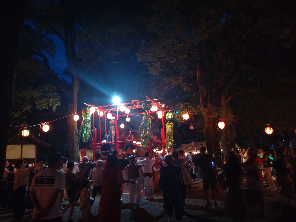 dancingkei's tweet photo. 新開地区
　森林系盆踊り　鎮守の杜に立つ櫓 https://t.co/Qf2oV6uW14