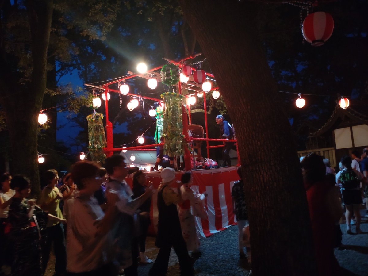 dancingkei's tweet photo. 新開地区
　森林系盆踊り　鎮守の杜に立つ櫓 https://t.co/Qf2oV6uW14