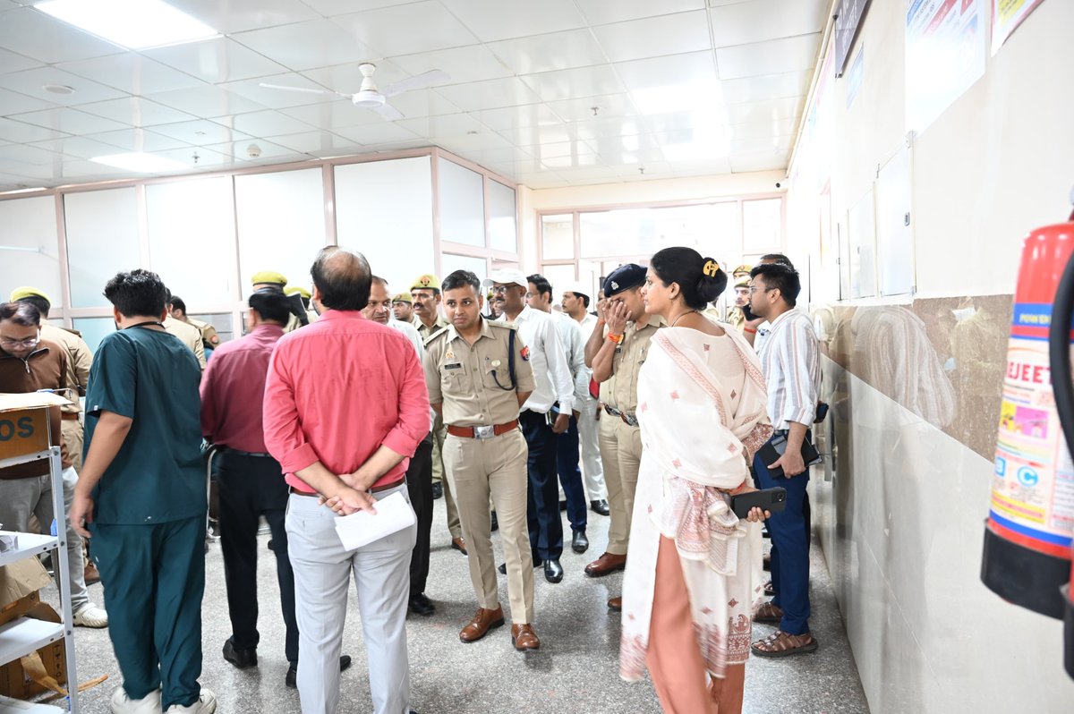 fatehpurpolice's tweet photo. आज दिनांक 09.08.2026 को प्रातः करीब 09:00 बजे थाना बिन्दकी क्षेत्रान्तर्गत ग्राम अलियाबाद के पास पिकअप वाहन संख्या UP71 BT 5211 पेड़ से टकराकर पलट गया, जिसमें सवार 29 लोग घायल हो गए। सूचना पर थाना बिन्दकी पुलिस द्वारा तत्काल मौके पर पहुंचकर सभी घायलों को उपचार हेतु मेडिकल कॉलेज फतेहपुर पहुंचाया गया। घायलों में बच्चे, महिलाएं एवं पुरुष शामिल हैं। 07 घायलों को हेड इंजरी के दृष्टिगत बेहतर उपचार हेतु कानपुर हैलट रेफर किया गया है। सभी घायलों का चिकित्सकों द्वारा उपचार किया जा रहा है तथा वर्तमान में कोई भी घायल अत्यधिक गंभीर स्थिति में नहीं है। #Dmfatehpur व #Spfhr द्वारा मेडिकल कॉलेज पहुंचकर घायलों का हालचाल जाना गया तथा चिकित्सकों से उपचार की जानकारी लेते हुए बेहतर चिकित्सा सुविधा उपलब्ध कराने हेतु आवश्यक दिशा-निर्देश दिए गए। कानपुर हैलट रेफर घायलों के उपचार हेतु वहां के चिकित्सकों से समन्वय स्थापित किया गया है।        प्रारंभिक जानकारी के अनुसार घायल ग्राम कुरई, थाना बिन्दकी से मनगढ़, जनपद प्रतापगढ़ दर्शन हेतु जा रहे थे। वाहन मालिक एवं चालक साहिल भी वाहन में सवार थे तथा उन्हें भी चोटें आई हैं। चालक द्वारा प्रथम दृष्टया स्टीयरिंग एवं ब्रेक फेल होने के कारण वाहन अनियंत्रित होकर पेड़ से टकराने की बात बताई गई है। दुर्घटना के वास्तविक कारणों की पुष्टि वाहन के तकनीकी परीक्षण एवं घटनास्थल के निरीक्षण के उपरांत होगी। 
#UPPolice
